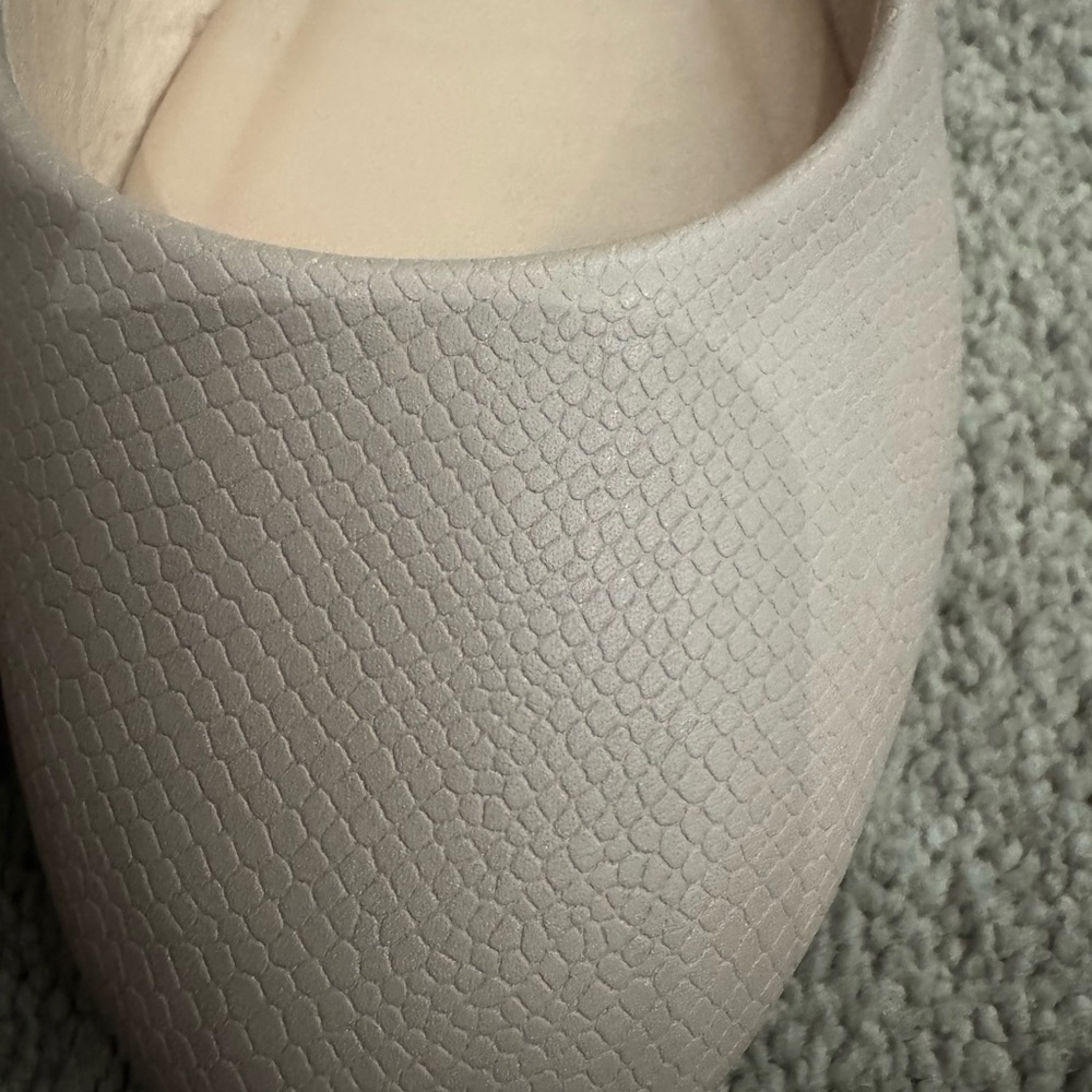 Flats - Picture 2 of 4